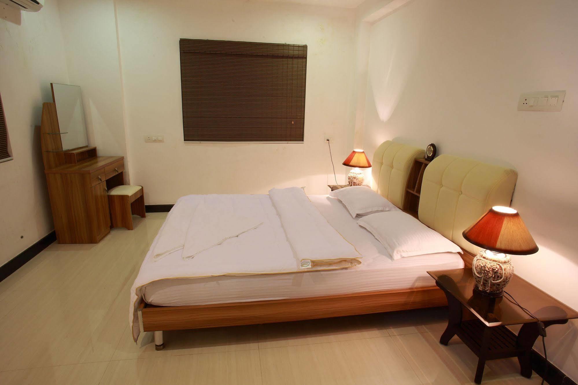 Hotel Phils' Residency&Banquets à Kochi Extérieur photo